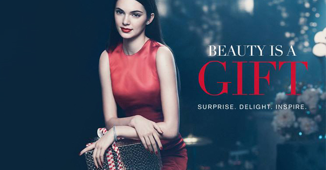 إستي لودر يهديكِ مجموعات مكياج مثيرة لرأس السنة