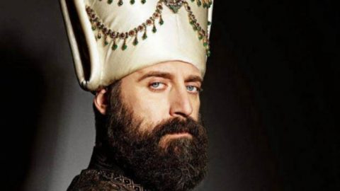 نساء منتقبات يتظاهرن من أجل السلطان سليمان