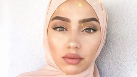مكياج عيون ترابي مع شفاه طبيعية للمحجبات