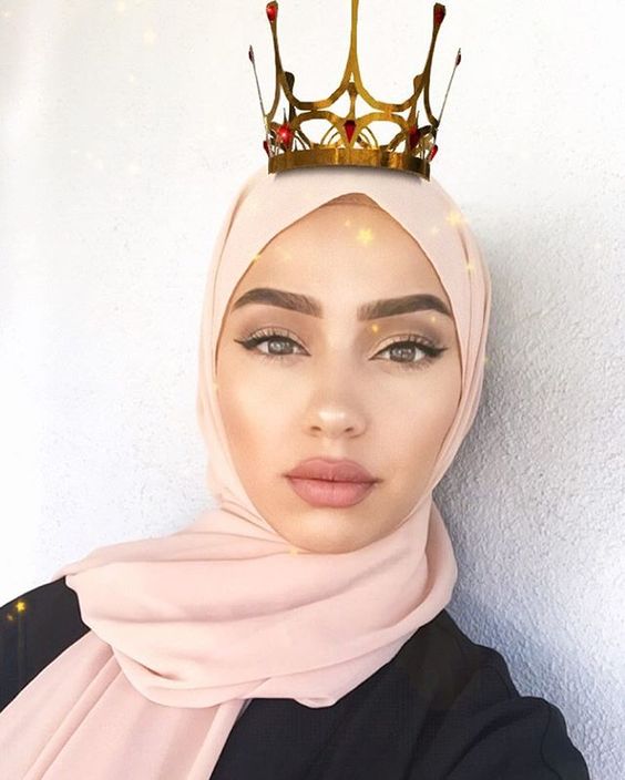 مكياج عيون ترابي مع شفاه طبيعية للمحجبات