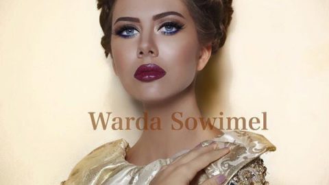 مكياج عيون ميتاليك مع أحمر شفاه أحمر لعيد الحب من وردة صويمل