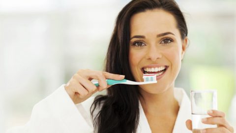 لماذا يجب عليك أستخدام غسول الفم بجانب فرشاه أسنانك ؟