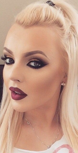 اي لاينر عيون القطة مع ظلال جفون داكن واحمر شفاه احمر عميق 2016