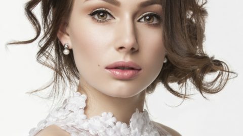 اي لاينر مجنح بسيط مع ظلال جفون ترابية هادئة واحمر شفاه وردي لعروس 2016