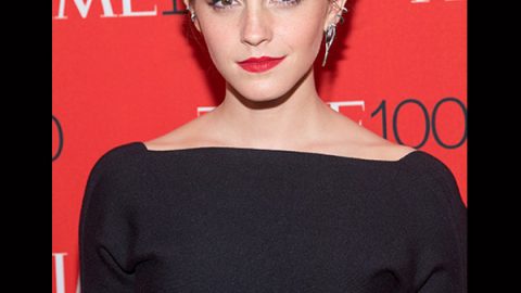 Emma Watson بأحمر شفاه أحمر زاهي
