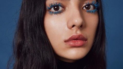 ماسكارا زرقاء مع شفاه طبيعية 2016