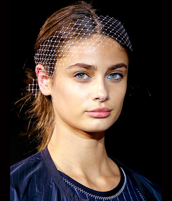 صيحة اكسسوار الشعر التل المفرغ والكحل الملون من Phillip Lim ربيع 2016