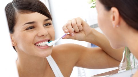 خرافات حول العناية بالأسنان يحذر منها هذا الطبيب العالمي