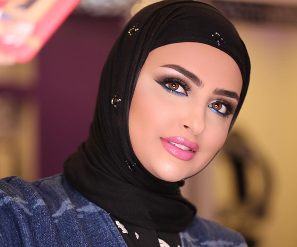 الفاشينيستا سندس القطان بعدسات لاصقة بنية