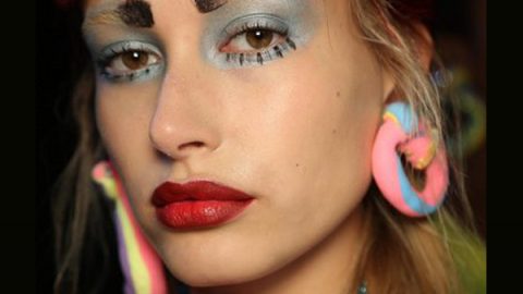 الحواجب الأومبري بلونين مختلفين من Fashion East ربيع 2017