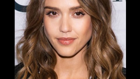 Jessica Alba بتسريحة البوب الطويل المموج