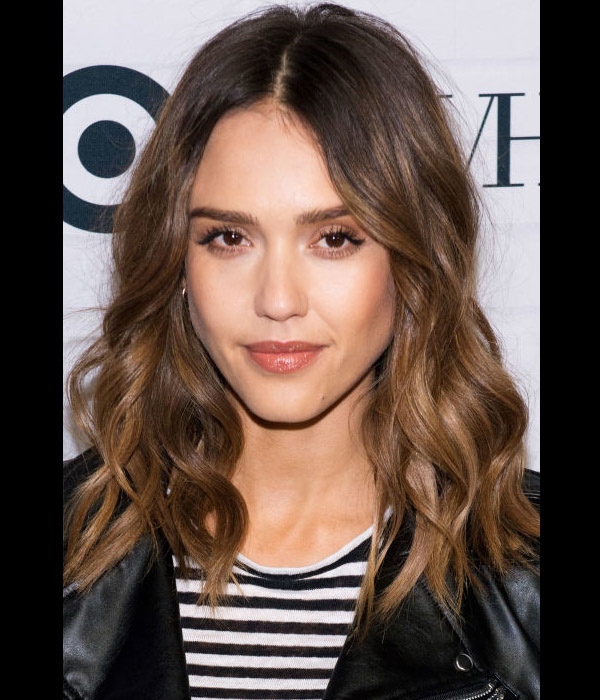 Jessica Alba بتسريحة البوب الطويل المموج