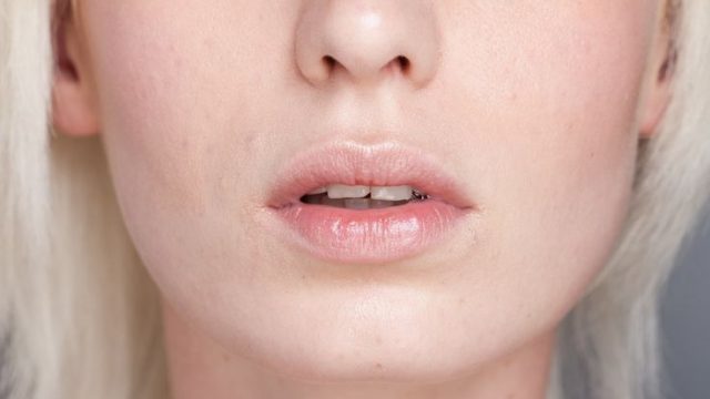 ظلال جفون برتقالي جريئ مع احمر شفاه نيود 2015
