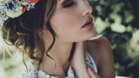 تسريحة شعر مزينة بتاج ورد ربيع 2016