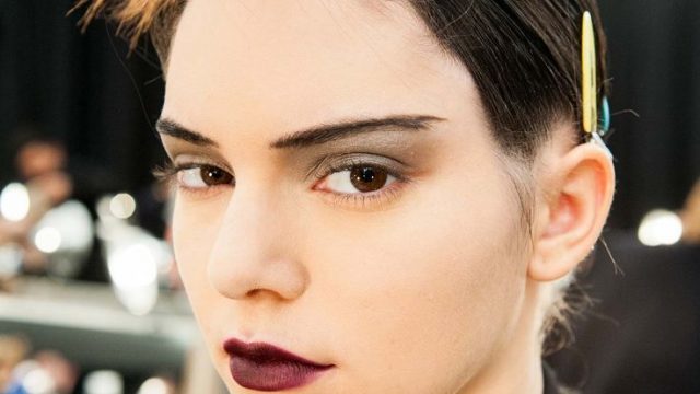 مكياج عيون ميتاليك مع احمر شفاه احمر داكن خريف 2016