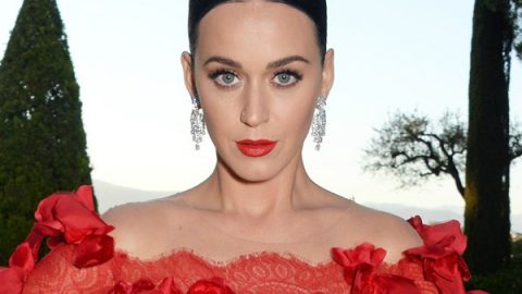 katy perry بأحمر شفاه أحمر فاتح في مهرجان كان 2016