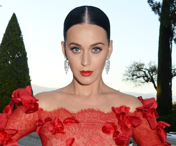 katy perry بأحمر شفاه أحمر فاتح في مهرجان كان 2016