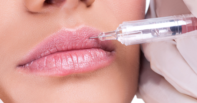 تعرفي على إيجابيات وسلبيات فيلرز الشفاه