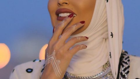الفاشينيستا مرمر تعتنق رسمة حنة باللون الأبيض