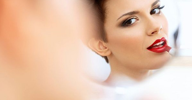 تسوقي ظلال حمرة ترطب شفتيكِ قبل العيد