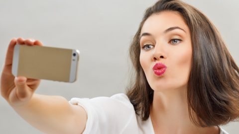 احذري.. صور السيلفي تصيب بشرتك بالتجاعيد