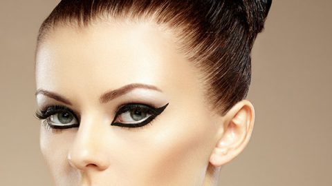 رسمة عيون القطة بالكحل العربي مع أحمر شفاه بيج نيود 2015
