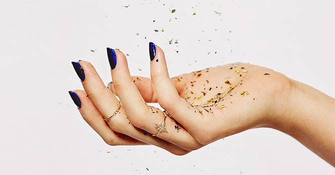 النجوم تزين أظافرك بالكريسماس مع طلاء إيسي الجديد