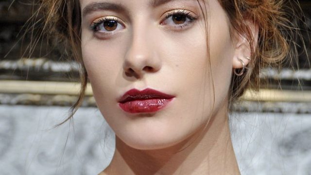 أحمر شفاه أحمر لامع 2015