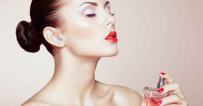 طرق بسيطة لتتمتعي برائحة عطرة طوال اليوم