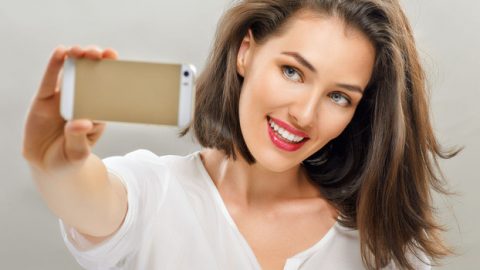 كيف تجهزين بشرتك لصورة سيلفي مثالية؟