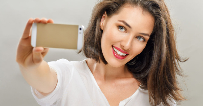كيف تجهزين بشرتك لصورة سيلفي مثالية؟