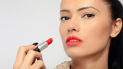 خدعة واحدة تجعل كل ألوان حمرة الشفاه تناسبك