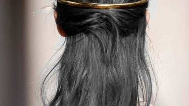 تسريحة شعر انسيابية مزينة باكسسوار ذهبي 2015