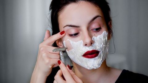 لماذا يجب عليكِ حلاقة شعر وجهك بالشفرة؟