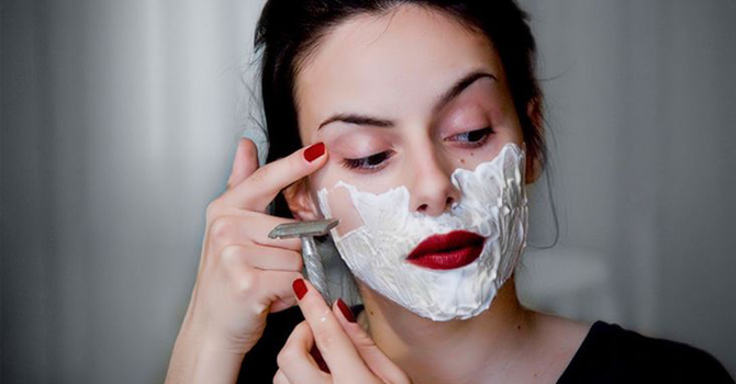 لماذا يجب عليكِ حلاقة شعر وجهك بالشفرة؟