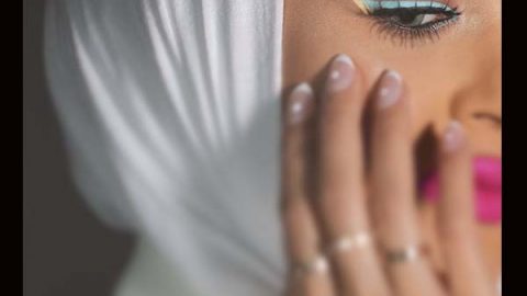 الفاشينيستا مرمر برسمة أي لاينر باللون اللبني