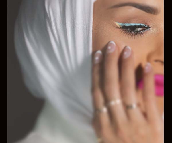 الفاشينيستا مرمر برسمة أي لاينر باللون اللبني