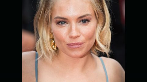 Sienna Miller بتسريحة جدائل الغرة للشعر القصير