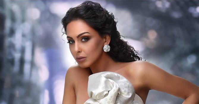 ميس حمدان بإطلالة الحواجب العريضة