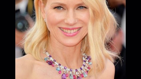 Naomi Watts بتسريحة البوب المموج وأحمر شفاه وردي في حفل كان 2016