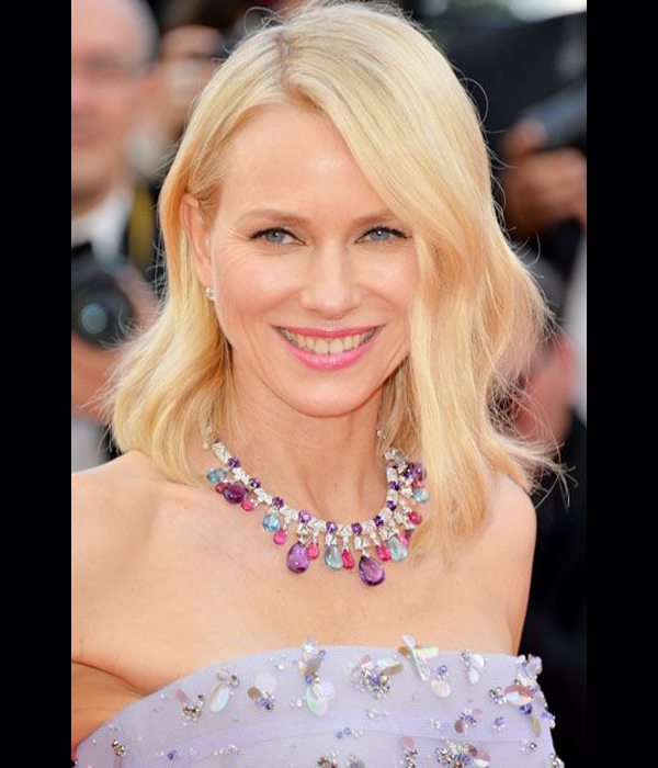 Naomi Watts بتسريحة البوب المموج وأحمر شفاه وردي في حفل كان 2016