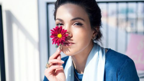 مدونة التجميل نيغين ميرصالحي بمكياج بسيط مناسب للصيف