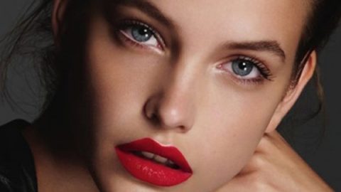 أحمر شفاه بلون أحمر جريئ 2015