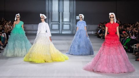 ألوان الربيع تختم عرض جيامباتيستا فالي خريف وشتاء 2014 2015 أزياء راقية