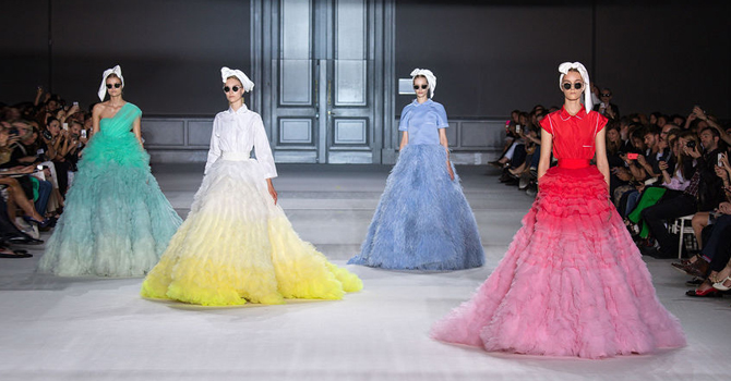 ألوان الربيع تختم عرض جيامباتيستا فالي خريف وشتاء 2014 2015 أزياء راقية