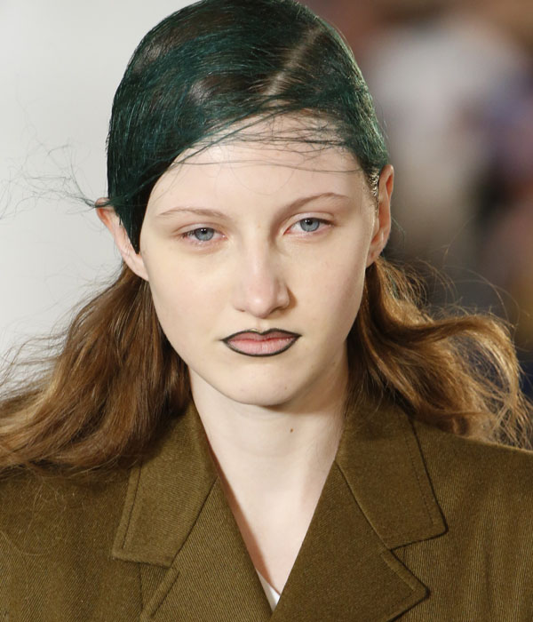 تحديد الشفاه الأخضر من Maison Margiela خريف 2016