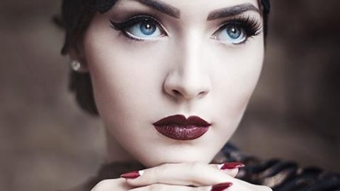 اي لاينر عيون القطة مع احمر شفاه احمر داكن 2015