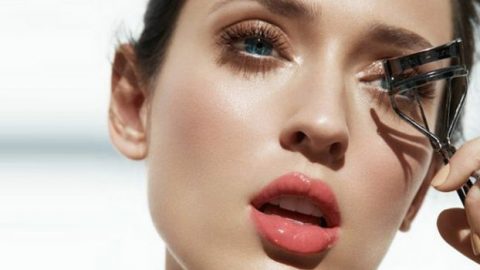 خطوات صحيحة لاستخدام مشد الرموش