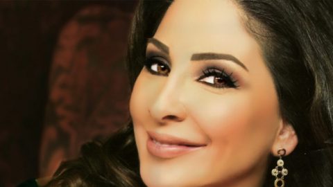 إليسا في أحدث جلسة تصوير بالشورت القصير