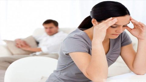 كيف تتعاملين مع تعلق الزوج المرضي بوالدتة ؟
